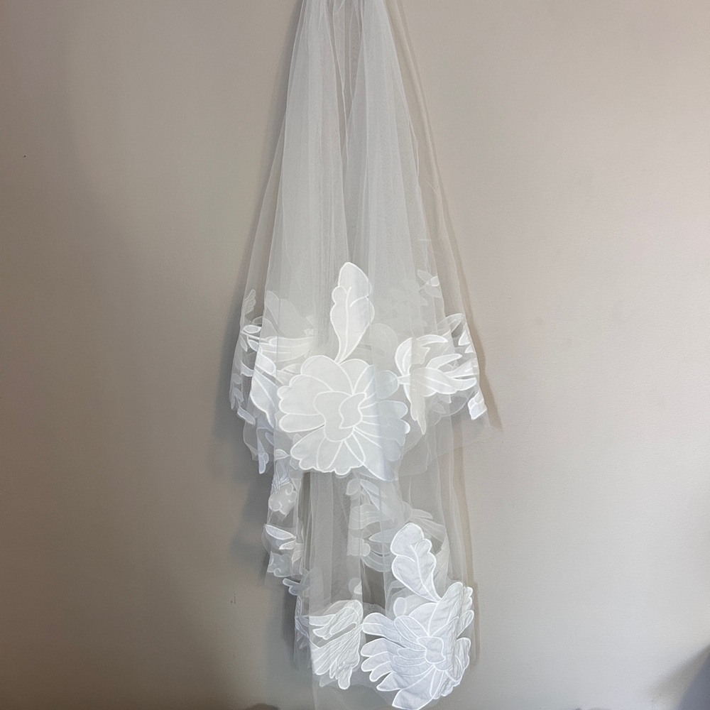 Elegant White Floral Veil - Picture 2 of 9